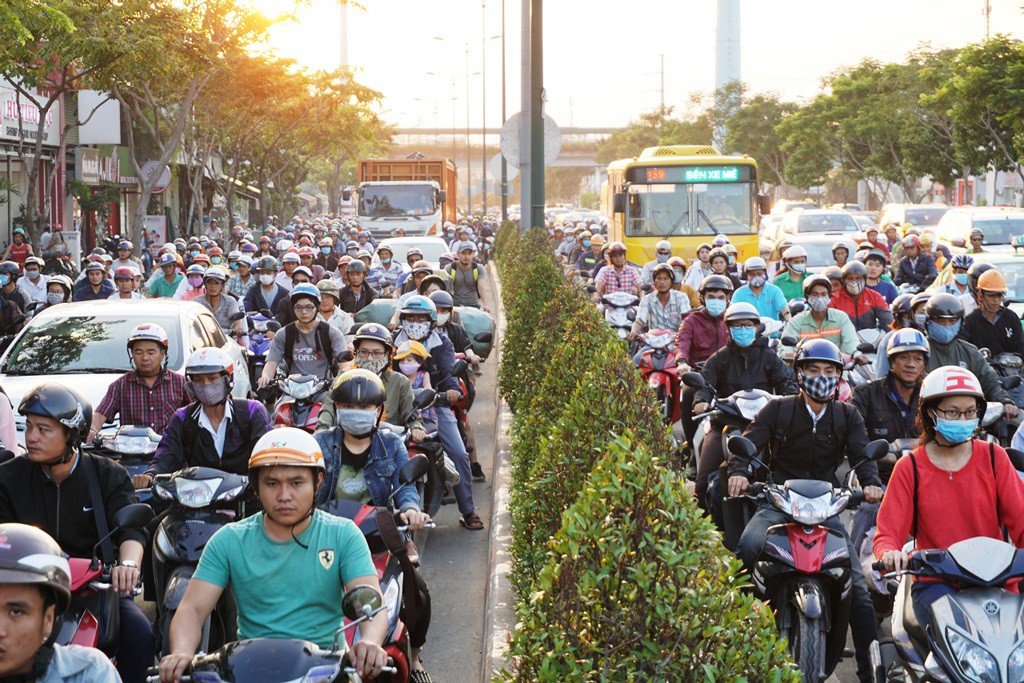 Đường Phạm Văn Đồng kẹt xe từ trưa đến tối - Ảnh 2. Đường Phạm Văn Đồng kẹt xe từ trưa đến tối - Ảnh 2.