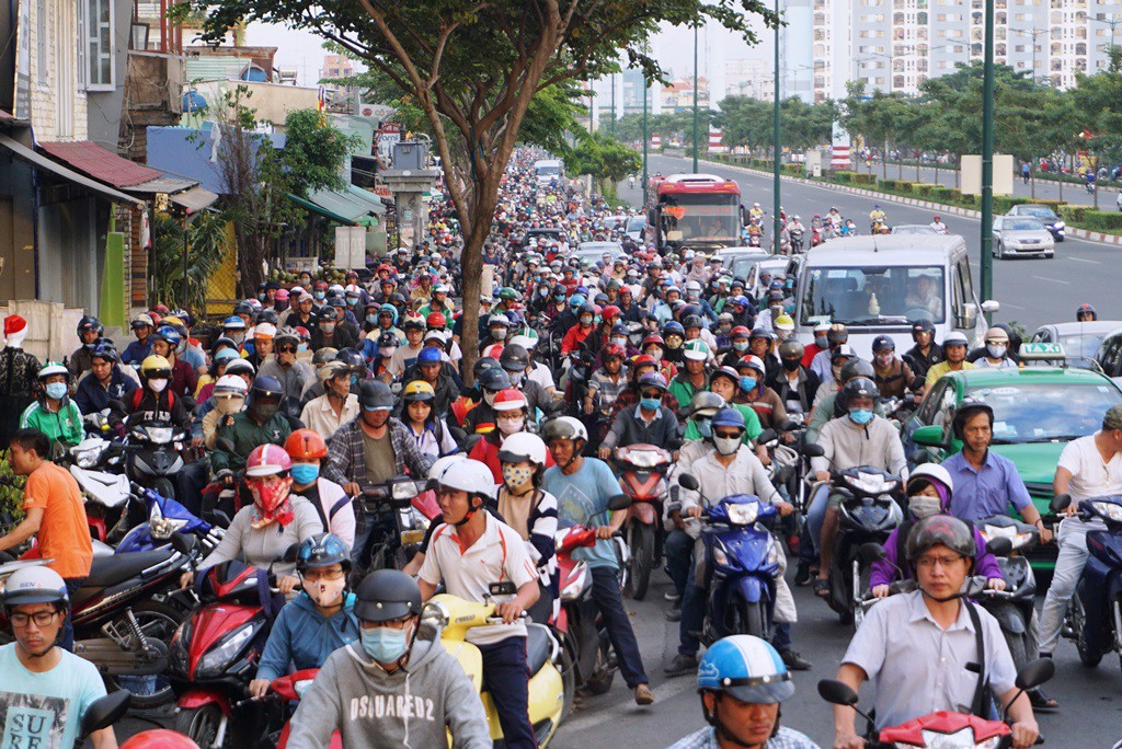 Đường Phạm Văn Đồng kẹt xe từ trưa đến tối - Ảnh 1. Đường Phạm Văn Đồng kẹt xe từ trưa đến tối - Ảnh 1.