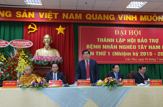 Ông Nguyễn Phong Quang vẫn “ôm” chức chủ tịch Hội Hỗ trợ người nghèo - Ảnh 1.