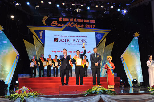 Đại diện Agribank nhận danh hiệu Sao Khuê 2017