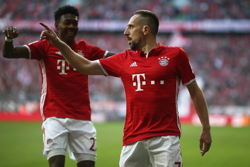 Ribery và đồng đội vui mừng sau bàn mở tỉ số