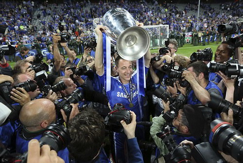 Terry và chiếc cúp Champions League 2012