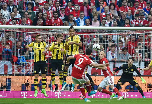 Siêu phẩm sút phạt của Lewandowski phút thứ 10, nhân đôi cách biệt cho Bayern