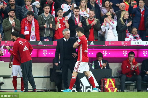 Lewandowski ôm vai, HLV Ancelotti và cả Bayern Munich lo lắng