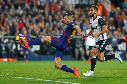 Trọng tài quyết phá, Barcelona suýt trắng tay ở Mestalla - Ảnh 4.