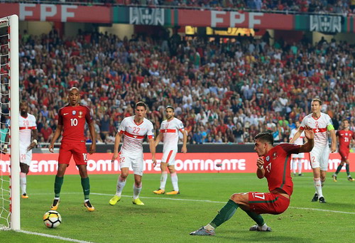 Ngược dòng ngoạn mục, Bồ Đào Nha đoạt vé đến World Cup - Ảnh 2.