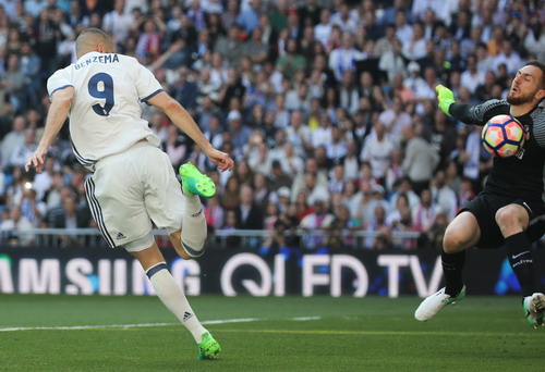 Benzema đánh gót ngay người thủ thành Oblak