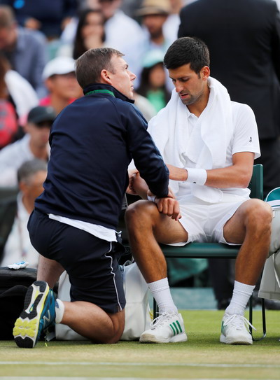 Sốc với nguyên nhân Djokovic bỏ cuộc ở tứ kết Wimbledon - Ảnh 2.