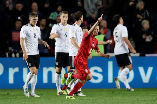 Anh, Đức nhọc nhằn sân khách, vé World Cup vẫn phải chờ - Ảnh 7.