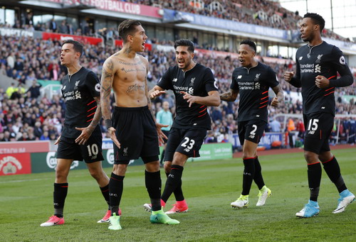 Đồng đội Liverpool chia vui cùng Firmino sau bàn thắng vào lưới Stoke City