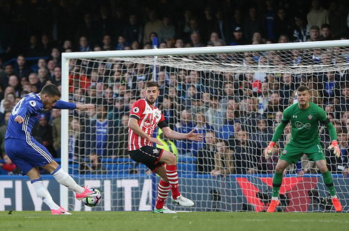 Eden Hazard mở tỉ số trận đấu ở Stamford Bridge