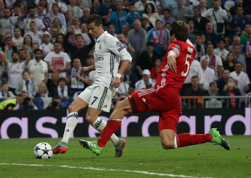 Hàng thủ Bayern không có phương án ngăn chặn, giúp Ronaldo lập hat-trick