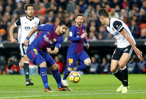 Trọng tài quyết phá, Barcelona suýt trắng tay ở Mestalla - Ảnh 1.