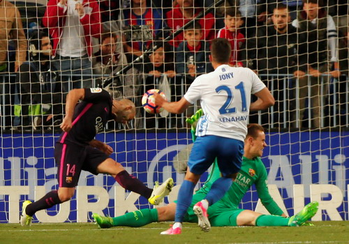 Mathieu sai sót trong cả hai bàn thua của Barcelona