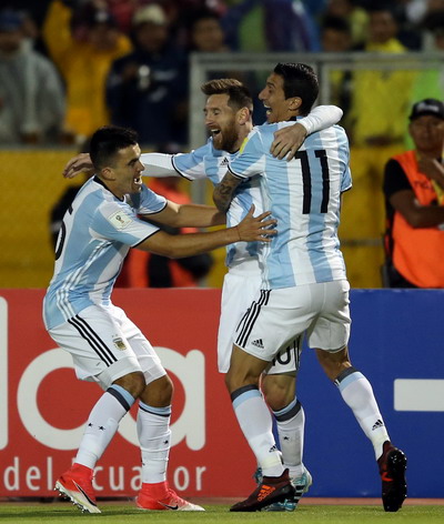 Lập hat-trick, Messi giành vé World Cup 2018 cho Argentina - Ảnh 3.