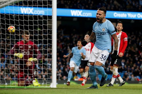 Sterling bùng nổ, Man City lập kỷ lục chiến thắng giải Ngoại hạng - Ảnh 3.