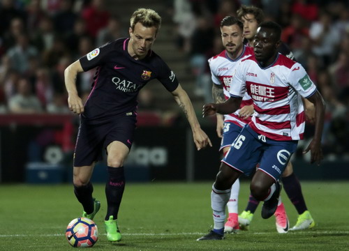 Ivan Rakitic may mắn với cú sút chạm chân cầu thủ chủ nhà