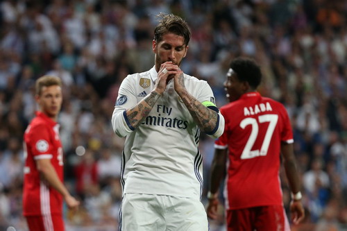 Sergio Ramos có pha đá phản, giúp Bayern cân bằng tỉ số