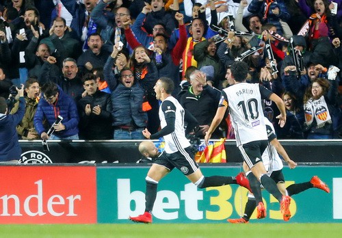 Trọng tài quyết phá, Barcelona suýt trắng tay ở Mestalla - Ảnh 3.