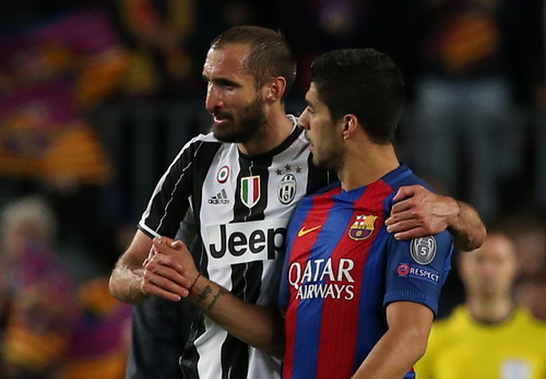 Cựu thù Chiellini an ủi luis Suarez sau trận đấu