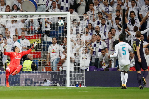 Trọng tài cứu giá, vua Real Madrid thoát hiểm trước Tottenham - Ảnh 3.