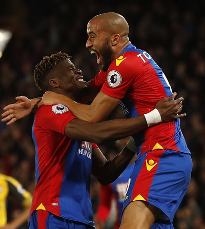 Wilfried Zaha (trái) góp công vào hai bàn thắng mở màn