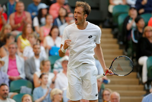 Stan Wawrinka thua bẽ mặt, Nadal thắng trận mở màn Wimbledon - Ảnh 2.