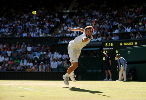 Djokovic lạnh lùng thoát hiểm, Federer chờ đối đầu tiểu Federer - Ảnh 2.