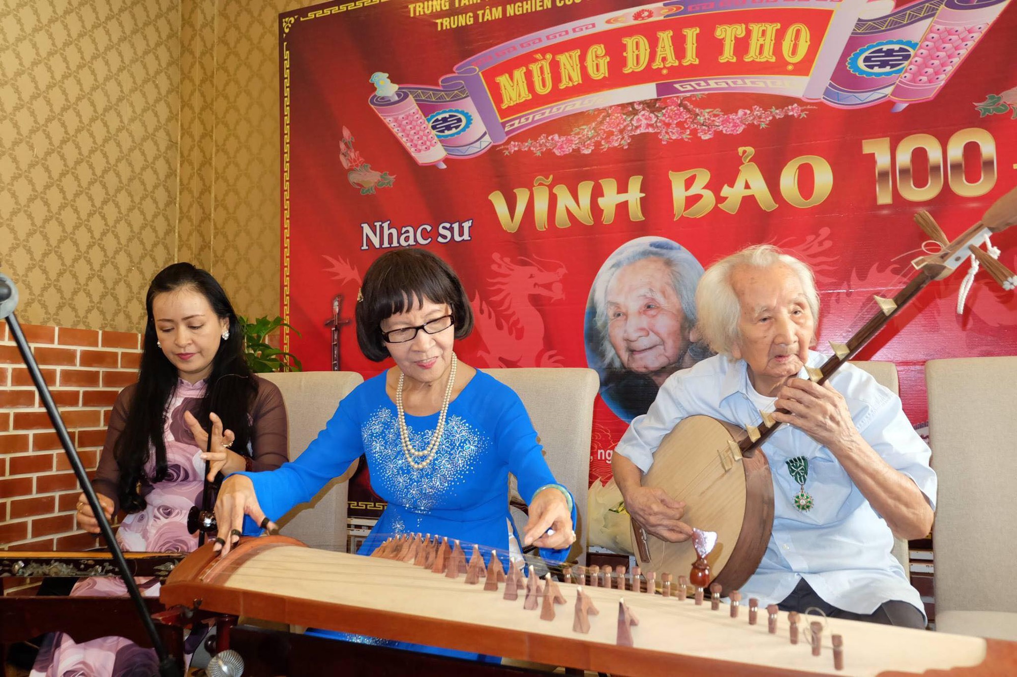 Nghệ sĩ mừng đại thọ giáo sư Vĩnh Bảo 100 tuổi - Ảnh 2. Nghệ sĩ mừng đại thọ giáo sư Vĩnh Bảo 100 tuổi - Ảnh 2.