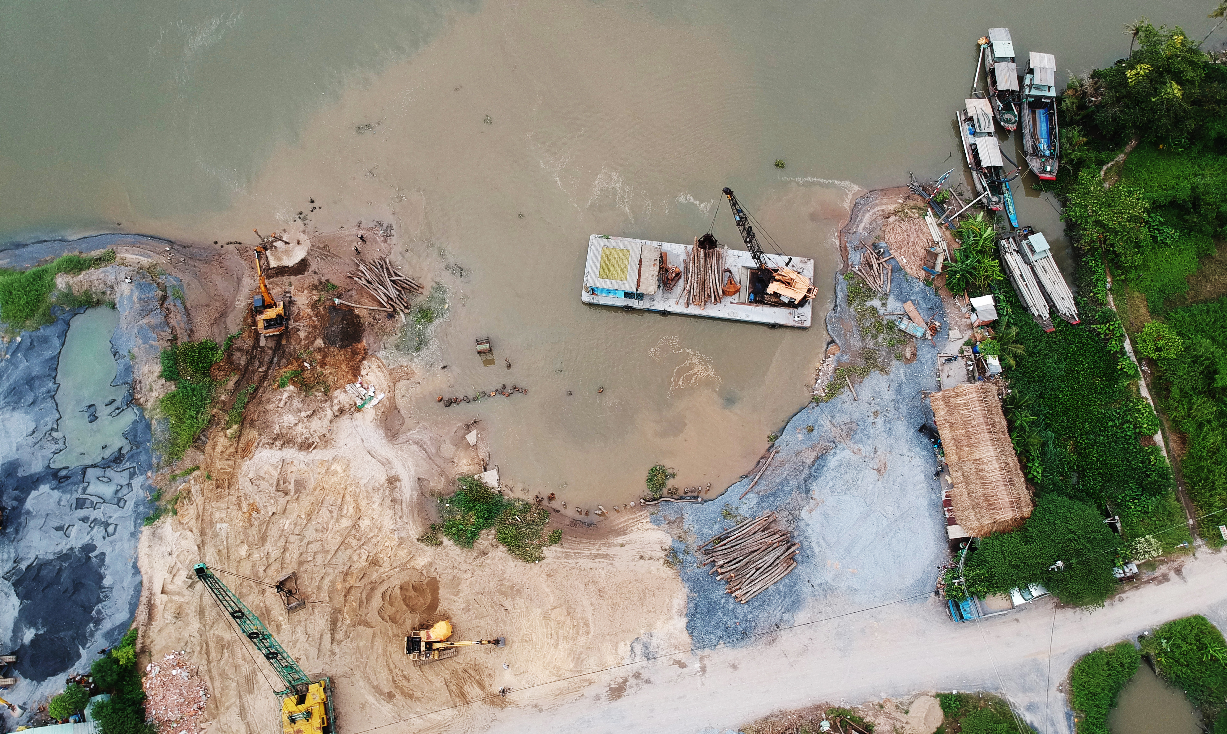 Sạt lở bờ sông Sài Gòn đang rất phức tạp - Ảnh 2. Sạt lở bờ sông Sài Gòn đang rất phức tạp - Ảnh 2.