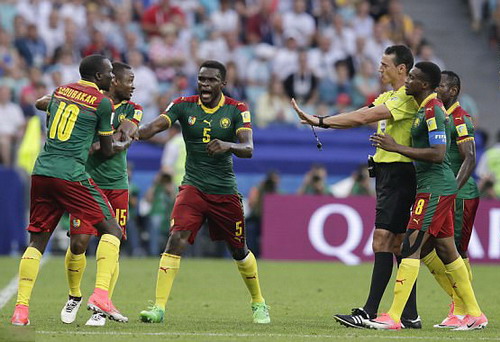 Trọng tài đuổi nhầm người hi hữu, Đức loại Cameroon - Ảnh 5.