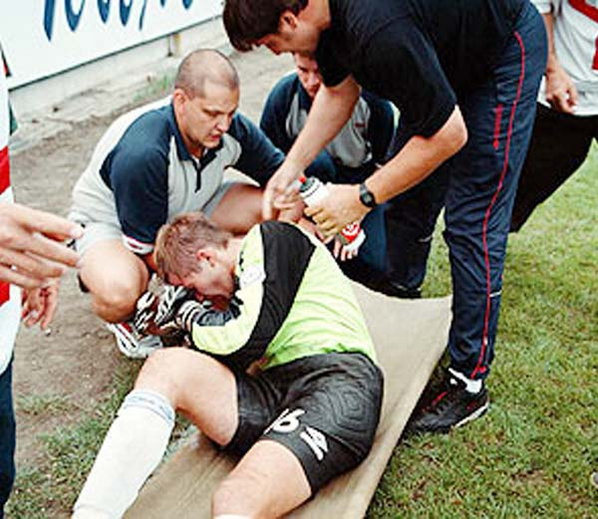 Những vụ va chạm khiến thủ m&ocirc;n chết tr&ecirc;n s&acirc;n - Ảnh 5.