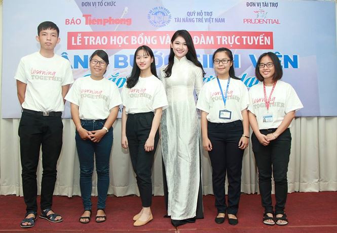 Á hậu Thùy Dung: Sinh viên trở ngại đến được giảng đường là kỳ tích - Ảnh 2. Á hậu Thùy Dung: Sinh viên khó khăn đến được giảng đường là kỳ tích - Ảnh 2.