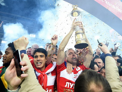 CĐV Spartak Moscow giật sập khung thành mừng đội nhà vô địch - Ảnh 11.