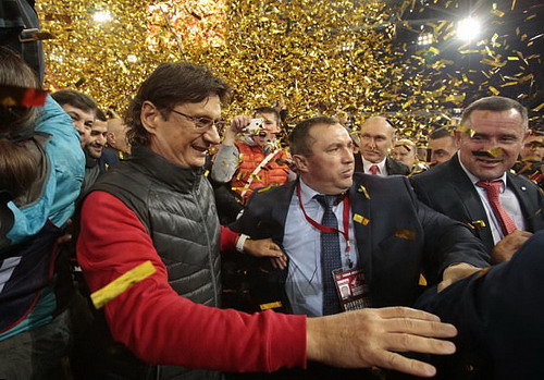 CĐV Spartak Moscow giật sập khung thành mừng đội nhà vô địch - Ảnh 13.