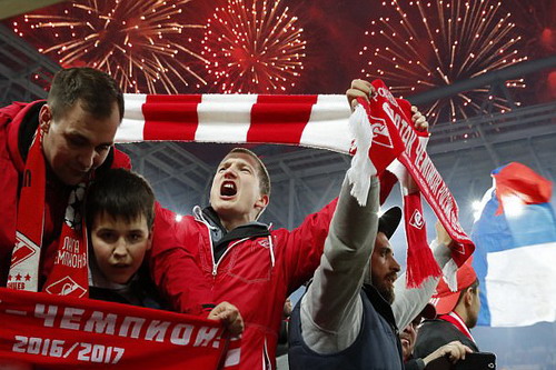 CĐV Spartak Moscow giật sập khung thành mừng đội nhà vô địch - Ảnh 9.