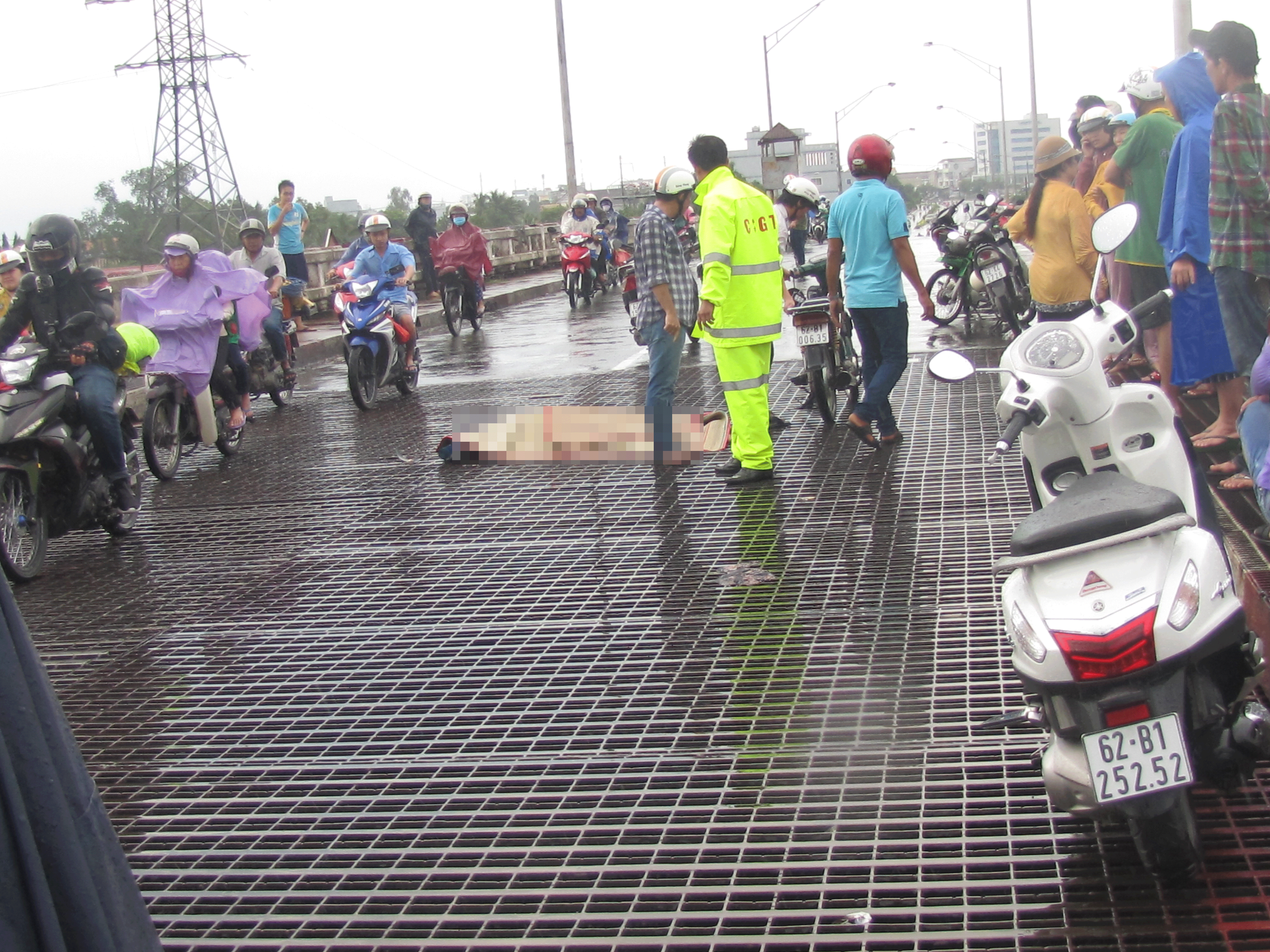 Va chạm giao thông, một người tử nạn trên cầu Tân An - Ảnh 1.