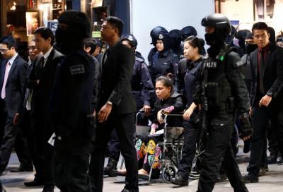 Bị cáo người Indonesia được đẩy trên xe lăn. Ảnh: Reuters