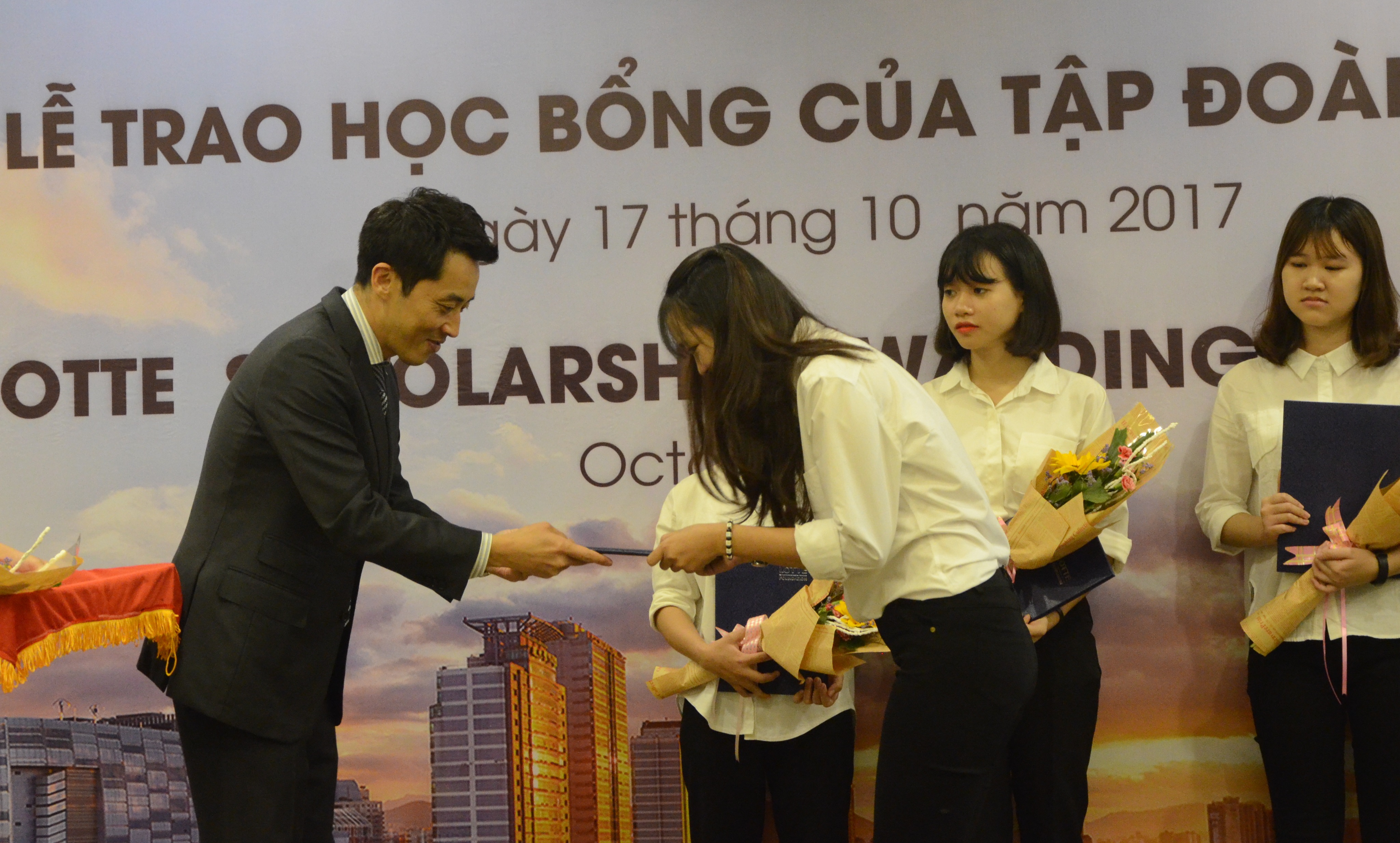 Sinh viên Đà Nẵng nhận 3000 USD học bổng từ công ty Hàn Quốc - Ảnh 1. Sinh viên Đà Nẵng nhận 3000 USD học bổng từ đơn vị Hàn Quốc - Ảnh 1.