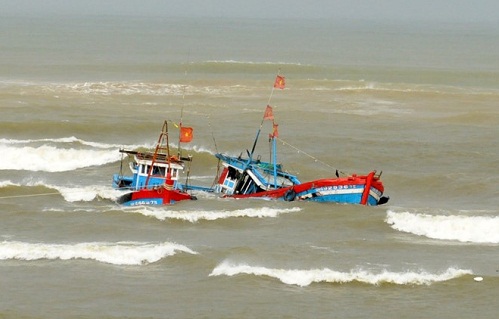 1 ngư dân Bình Định mất tích sau khi tàu bị “tàu lạ” đâm chìm - Ảnh 1.
