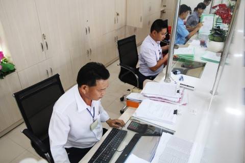 
UBND quận Bình Tân, TP HCM giao dịch tiếp nhận hồ sơ người dân. Ảnh: Lê Phong
