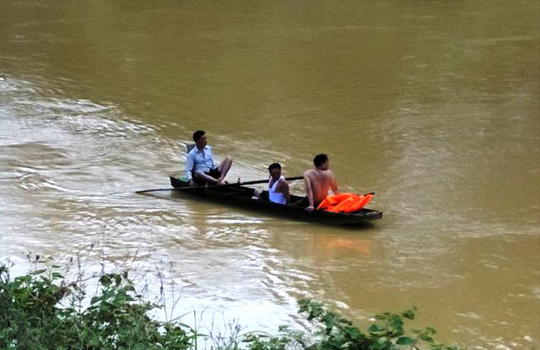 Tìm thấy thi thể nam sinh chở mẹ và em bị lũ cuốn trôi - Ảnh 2.