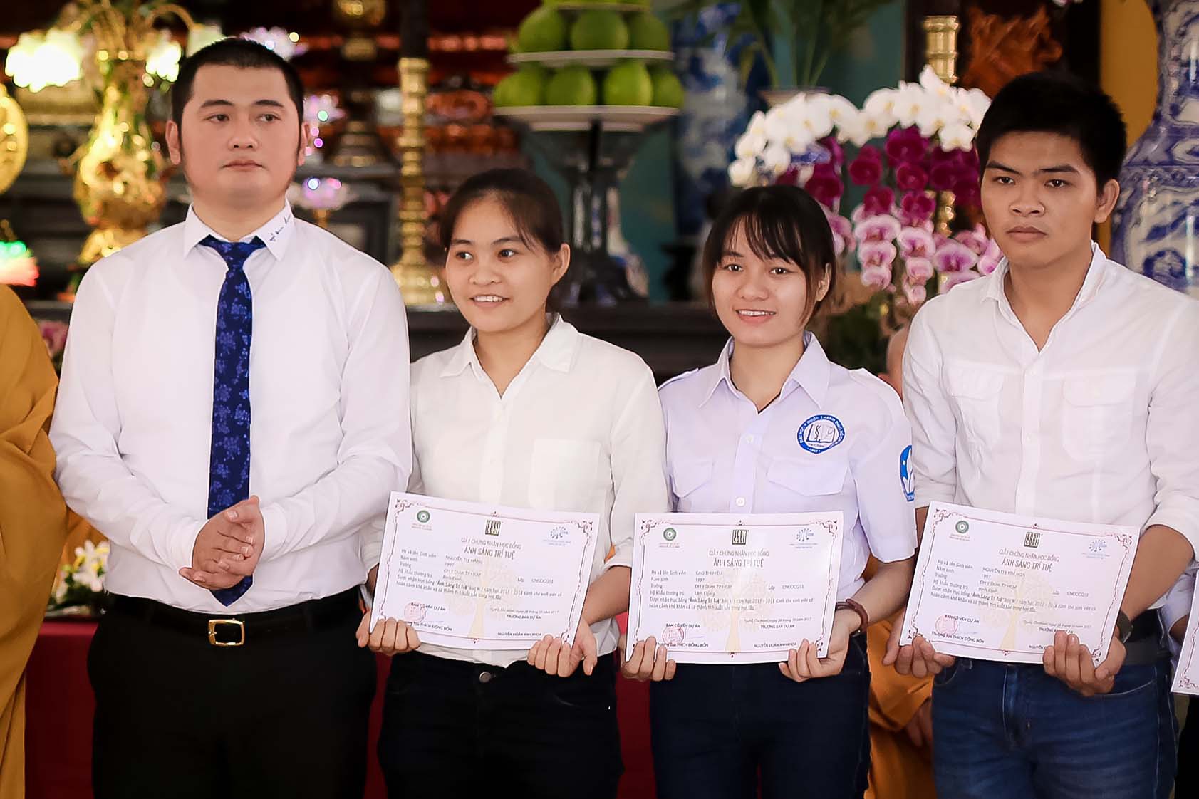 Trao 28 suất học bổng cho sinh viên trường đh Y Dược tp sài gòn - Ảnh 1. Trao 28 suất học bổng cho sinh viên trường đh Y Dược thành phố hcm - Ảnh 1.