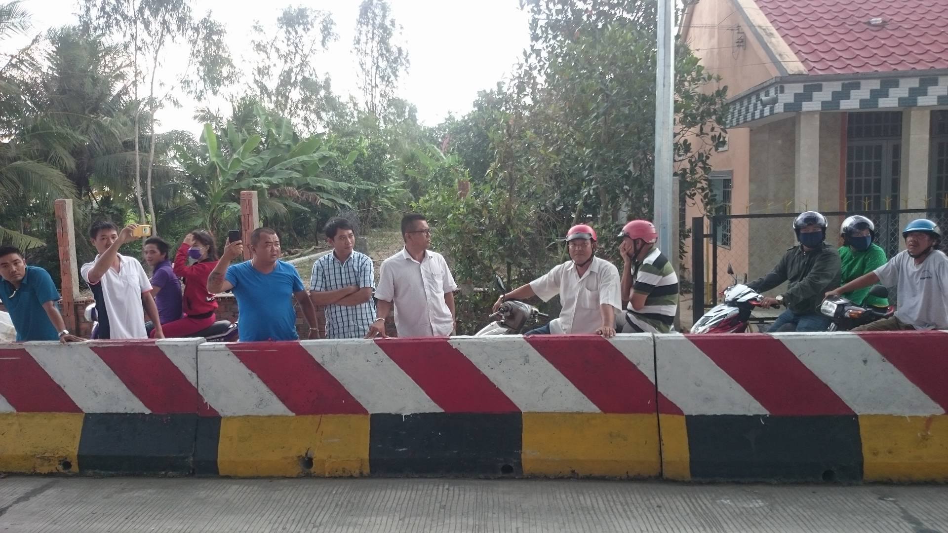 Kẹt xe dài 1 km, trạm thu phí Cai Lậy xả trạm - Ảnh 3. Kẹt xe dài 1 km, trạm thu phí Cai Lậy xả trạm - Ảnh 3.