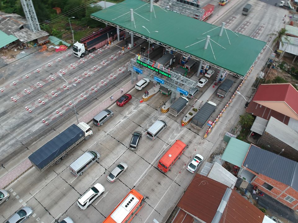 Kẹt xe dài 1 km, trạm thu phí Cai Lậy xả trạm - Ảnh 5. Kẹt xe dài 1 km, trạm thu phí Cai Lậy xả trạm - Ảnh 5.