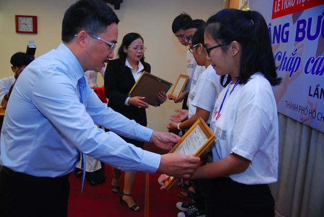 Á hậu Thùy Dung: Sinh viên gian nan đến được giảng đường là kỳ tích - Ảnh 1. Á hậu Thùy Dung: Sinh viên khó khăn đến được giảng đường là kỳ tích - Ảnh 1.