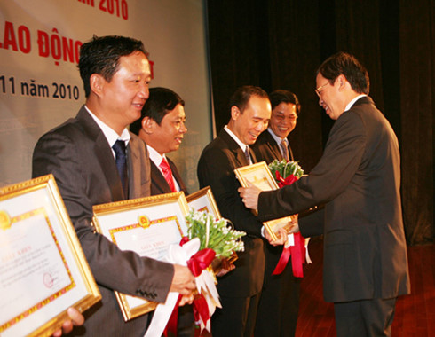 
Trịnh Xuân Thanh (ngoài cùng bên trái) trong một lần đón nhận Huân chương lao động của PVC - Ảnh: PVC
