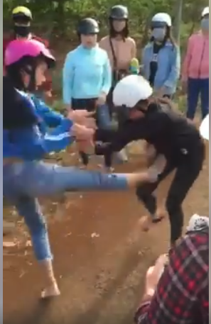 <br />
Hai nữ sinh đánh nhau như phim hành động. Ảnh cắt từ clip<br />
