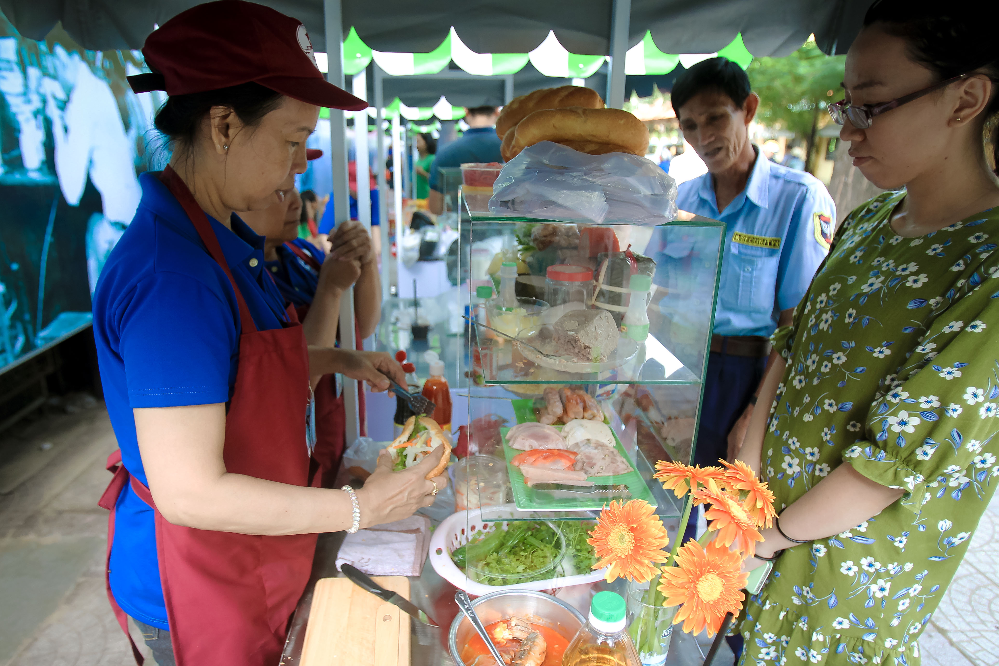 Ngắm phố hàng rong ở đường Nguyễn Văn Chiêm, quận 1 - Ảnh 3.