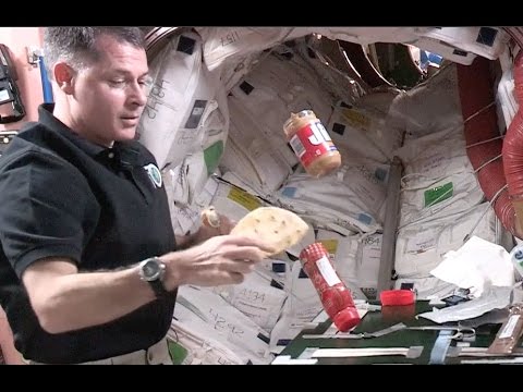 Nhà du hành vũ trụ Robert Kimbrough của NASA đang làm bánh sandwich trong không gian.